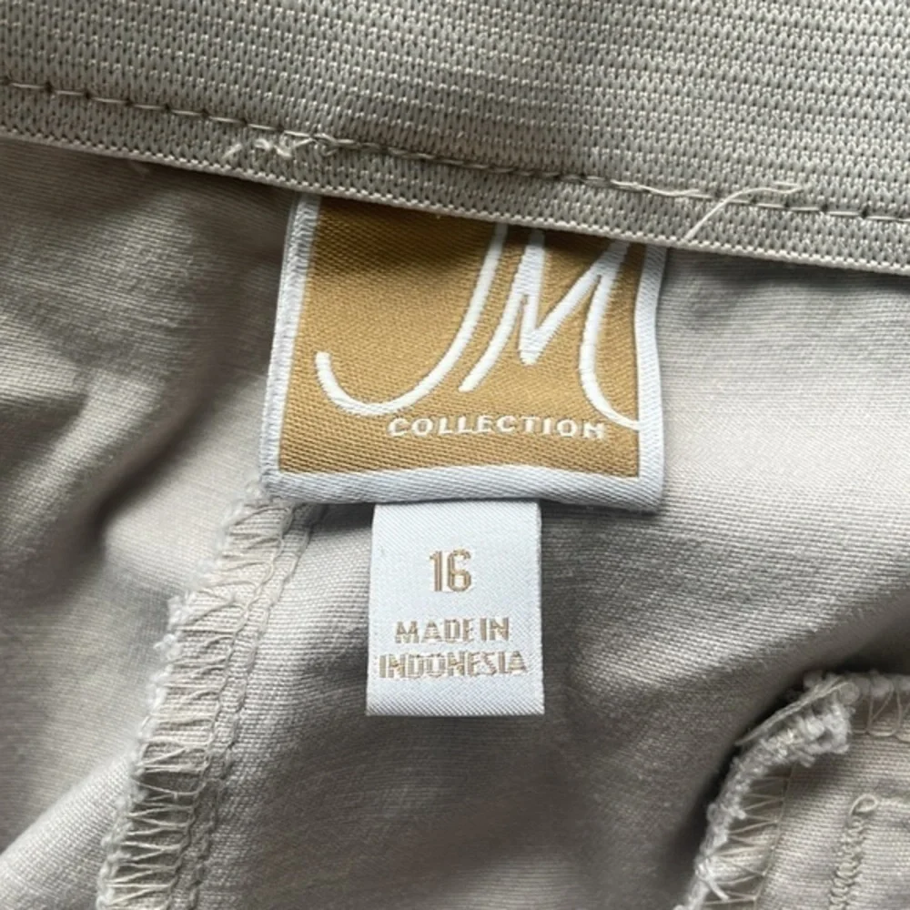 JM collection shorts cream in color with buttons size 16